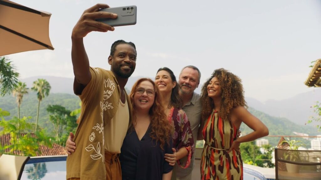 Sheron Menezzes, Danton Mello, Fabrício Boliveira, Débora Lamm, Gisele Itiê em cena de "Perfeitos Desconhecidos"- Divulgação Sony Pictures Brasil