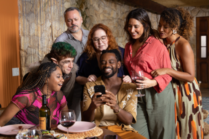 Sheron Menezzes, Danton Mello, Fabrício Boliveira, Débora Lamm, Gisele Itiê, Madu Almeida e Luigi Montez em cena de "Perfeitos Desconhecidos" - Divulgação Sony Pictures Brasil