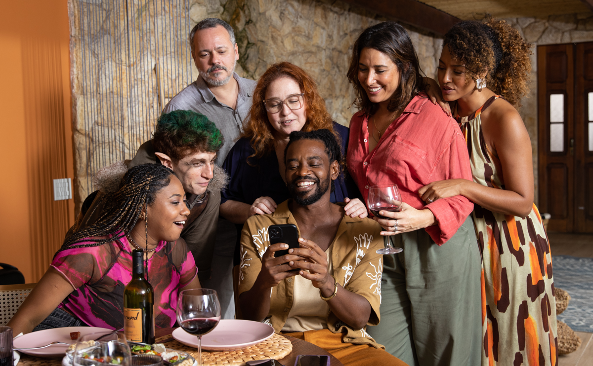 Sheron Menezzes, Danton Mello, Fabrício Boliveira, Débora Lamm, Gisele Itiê, Madu Almeida e Luigi Montez em cena de "Perfeitos Desconhecidos" - Divulgação Sony Pictures Brasil