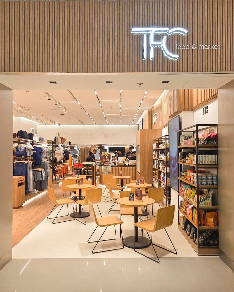 Track&Field inaugura Experience Store no Shopping Rio Sul com loja ampliada, TFC Food & Market e foco no Natal Nova unidade traz ao público carioca a segunda operação com TFC, café e minimercado, no Rio de Janeiro. Abertura ocorre após mudança de ponto, reforma e ampliação, e reforça a estratégia da marca no período mais importante do varejo