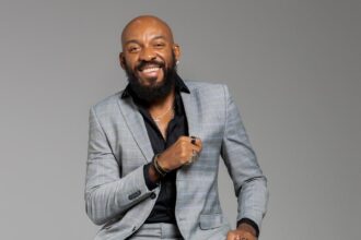 O espetáculo “Almir Canta Guineto” comemora os 80 anos de nascimento do saudoso Almir Guineto, um dos maiores ícones do samba brasileiro e referência da música popular brasileira.