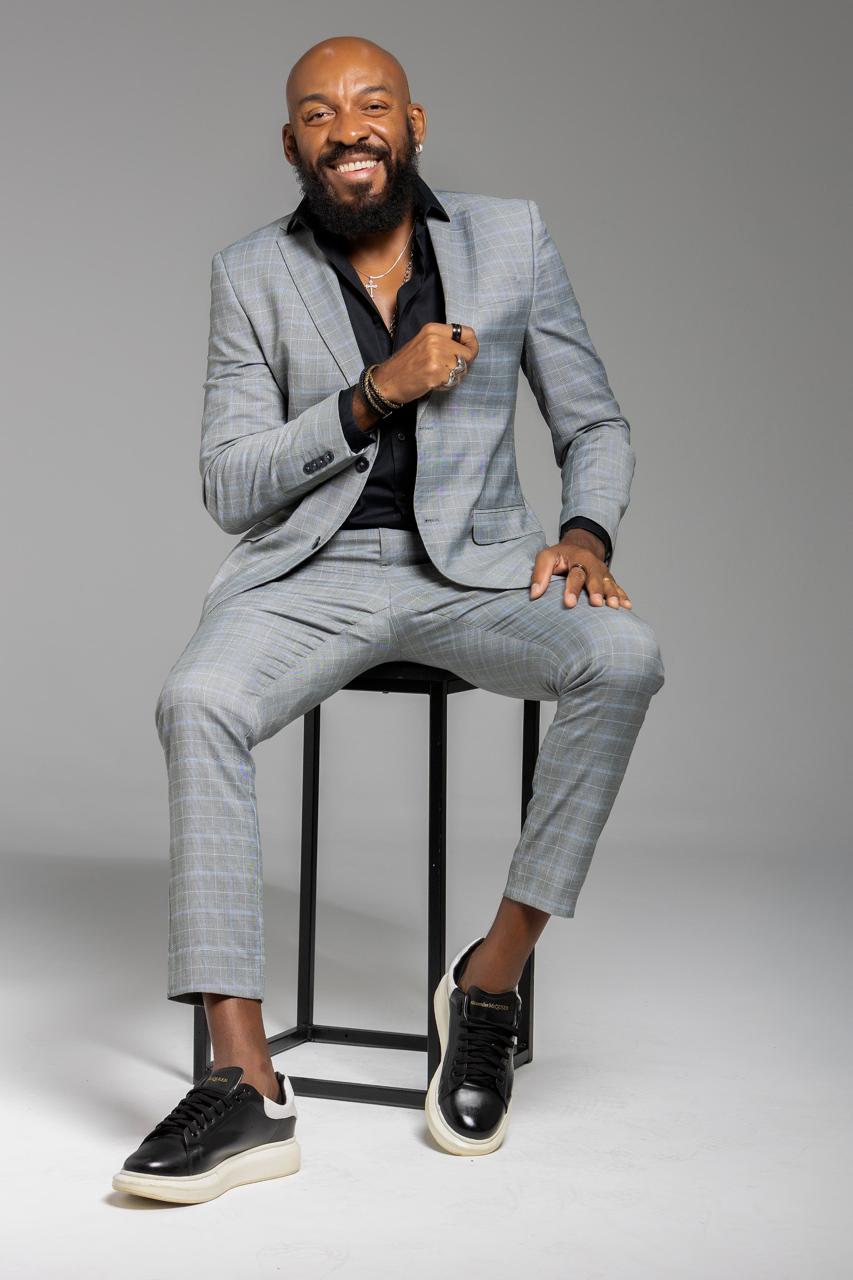 O espetáculo “Almir Canta Guineto” comemora os 80 anos de nascimento do saudoso Almir Guineto, um dos maiores ícones do samba brasileiro e referência da música popular brasileira.