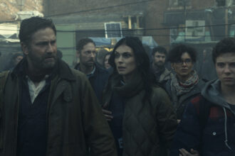 Gerard Butler, Morena Baccarin e Roman Griffin Davis em cena de "Destruição Final 2"- Divulgação Diamond Pictures