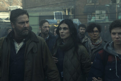 Gerard Butler, Morena Baccarin e Roman Griffin Davis em cena de "Destruição Final 2"- Divulgação Diamond Pictures