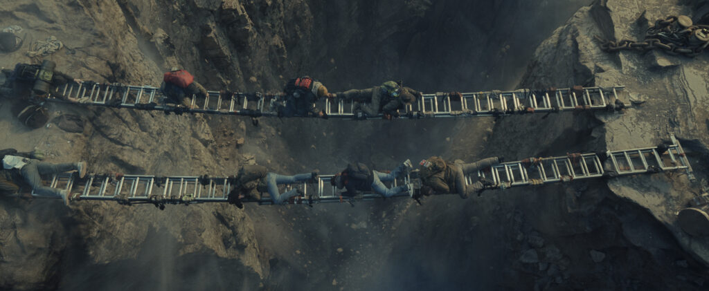 Gerard Butler, Morena Baccarin e Roman Griffin Davis em cena de "Destruição Final 2"- Divulgação Diamond Pictures