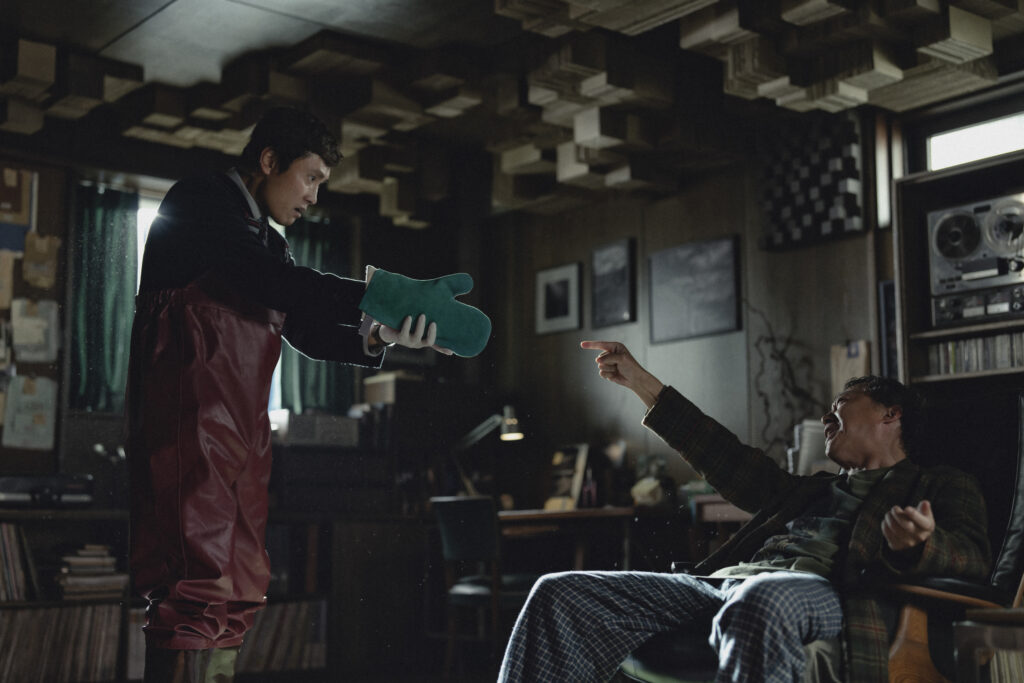 Lee Byung-Hun e Sung-min Lee em cena de "A Única Saída"- Divulgação Mubi