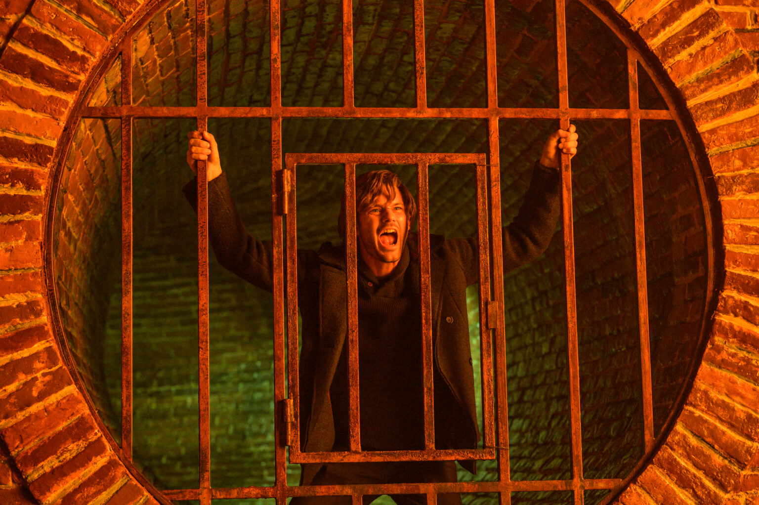 Jeremy Irvine em cena de Terror em Silent Hill: Regresso para o Inferno-Divulgação Paris Filmes