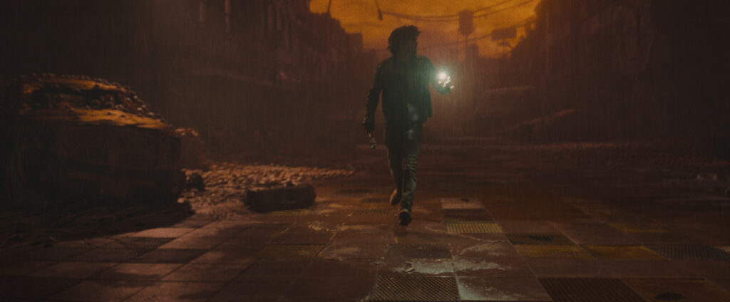 Jeremy Irvine em cena de Terror em Silent Hill: Regresso para o Inferno-Divulgação Paris Filmes