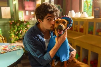 Rafael Vitti e vira-lata Amendoim, protagonistas do longa Caramelo (Crédito: Divulgação/Netflix)