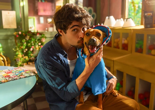 Rafael Vitti e vira-lata Amendoim, protagonistas do longa Caramelo (Crédito: Divulgação/Netflix)