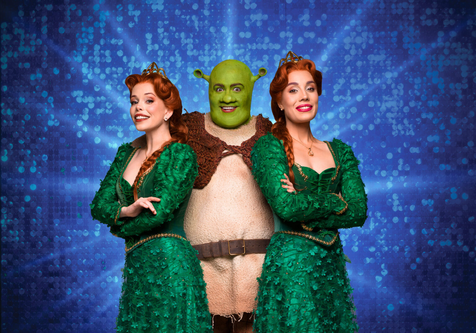 Fabi Bang, Tiago Abravanel e Myra Ruiz em foto de divulgação de Shrek: O Musical