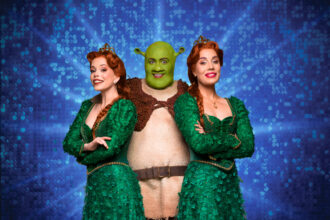Fabi Bang, Tiago Abravanel e Myra Ruiz em foto de divulgação de Shrek: O Musical