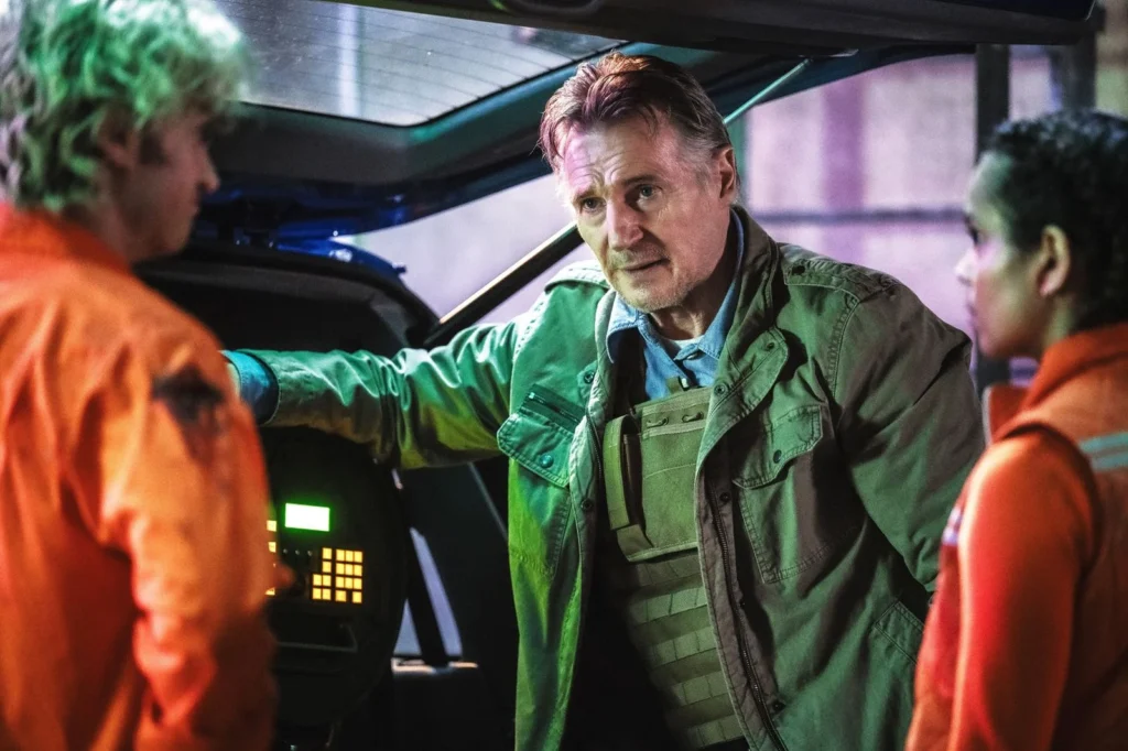 Joe Keery, Liam Neeson e Georgina Campbell em cena de "Alerta Apocalipse"- Divulgação Imagem Filmes