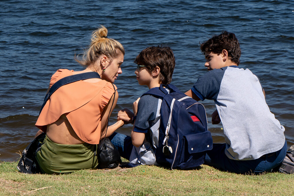 Carolina Dieckmann, Stéfano Agostini e Rafael Fuchs Müllerem cena de (Des)Controle- Divulgação