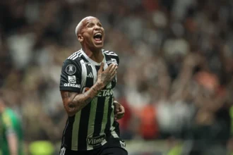 Vasco negocia Deyverson, acerta saídas e vê Rayan disparar salário na Europa