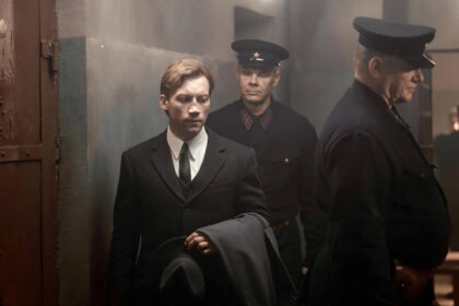 Aleksandr Kuznetsov em cena de "Dois Procuradores"- Divulgação Oficial