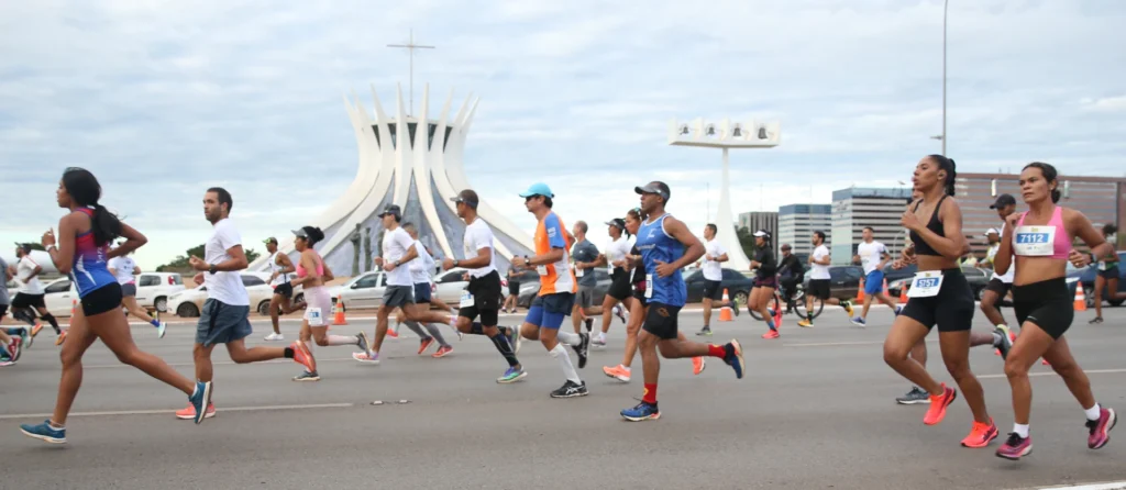 Maratona Internacional do Paraná estreia em 2026 e entra no circuito nacional de grandes provas de rua Primeira edição do evento esportivo acontece no litoral paranaense, com passagem pela Ponte de Guaratuba, e reforça o turismo esportivo ao lado de maratonas já consolidadas no Brasil