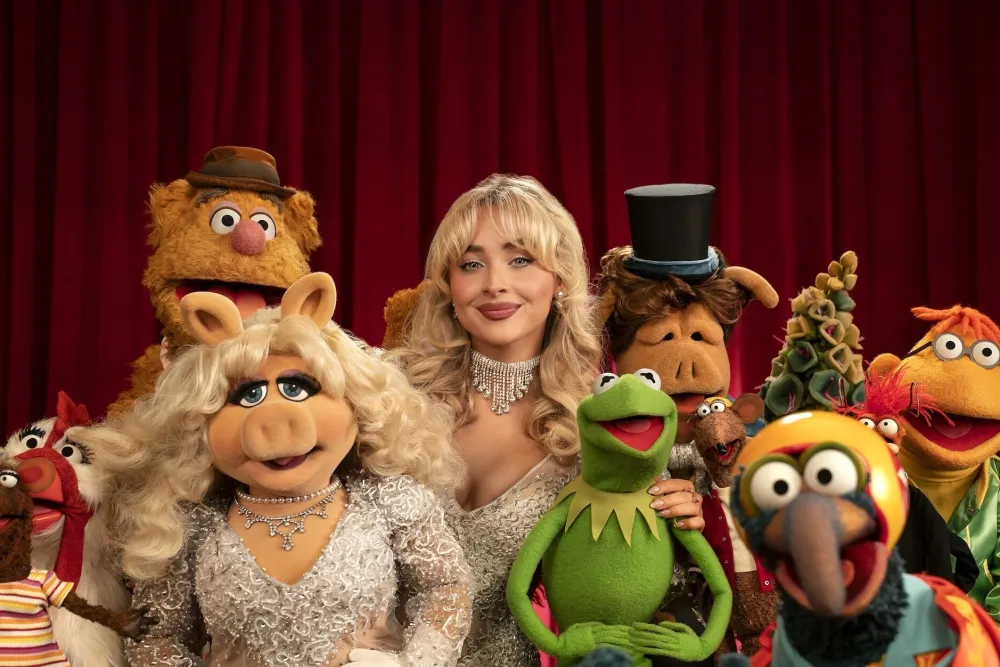 Sabrina Carpenter e os Muppets em "Os Muppets: Um Show Especial"- Divulgação Disney Plus