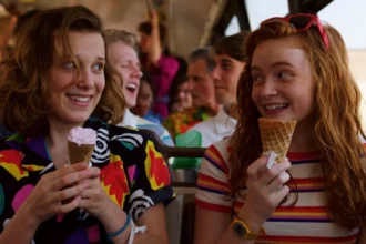 Millie Bobby Brown e Sadie Sink em cena de Stranger Things- Divulgação NETFLIX
