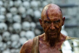 Ralph Fiennes em cena de "Extermínio: O Templo dos Ossos"- Divulgação Sony Pictures