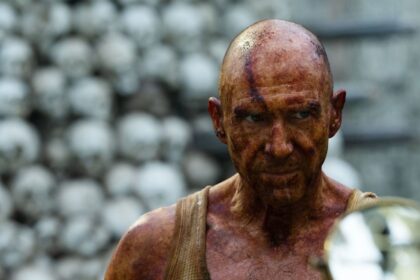 Ralph Fiennes em cena de "Extermínio: O Templo dos Ossos"- Divulgação Sony Pictures