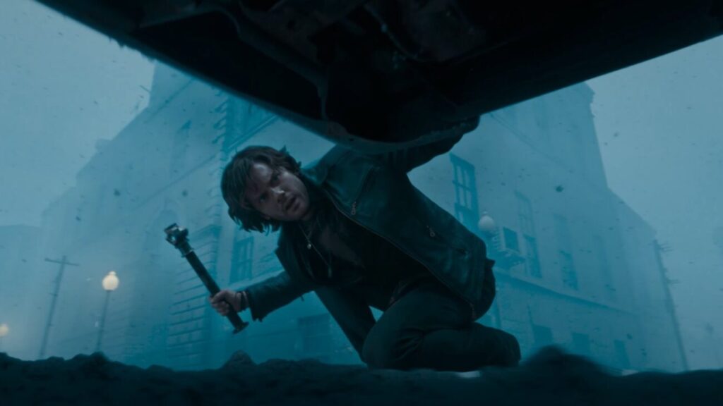 Jeremy Irvine em cena de "Terror em Silent Hill: Regresso para o Inferno"- Divulgação Paris Filmes