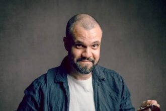 Casa Light encerra temporada no Teatro Laura Alvim com show intimista de Gustavo Pereira