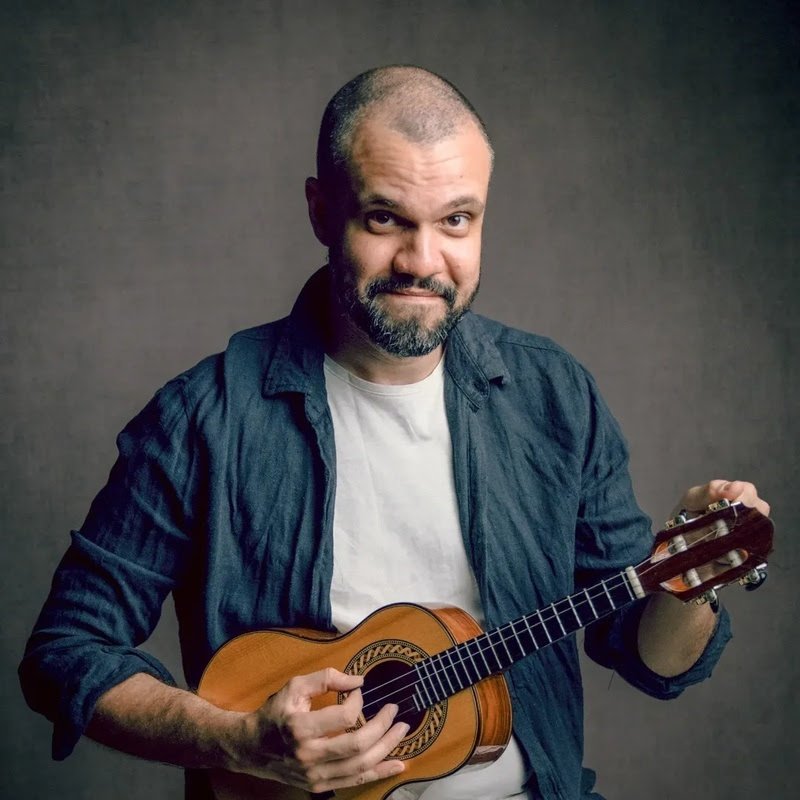 Casa Light encerra temporada no Teatro Laura Alvim com show intimista de Gustavo Pereira