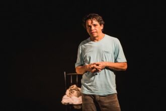 **Títulos SEO / clickbait** * Espetáculo *Meu Nome: Mamãe* leva reflexão sobre Alzheimer ao interior de SP * Aury Porto transforma vivência com a mãe em solo emocionante no Sesc * Teatro e memória: *Meu Nome: Mamãe* chega a Ribeirão Preto e Piracicaba * Peça sobre Alzheimer propõe novo olhar sobre velhice e afeto * Solo de Aury Porto emociona ao abordar Alzheimer fora do discurso clínico **Linha fina** Produção da mundana companhia circula por cidades do interior paulista com apresentações gratuitas no Sesc Ribeirão Preto e no Sesc Piracicaba. **Meta descrição** O espetáculo *Meu Nome: Mamãe*, com Aury Porto, será apresentado gratuitamente no Sesc Ribeirão Preto e Sesc Piracicaba, refletindo sobre Alzheimer, memória e velhice. --- ## *Meu Nome: Mamãe* leva ao palco experiência real com Alzheimer A convivência com o Alzheimer ganha forma cênica e dimensão poética em *Meu Nome: Mamãe*, solo protagonizado por Aury Porto que chega ao interior paulista com apresentações gratuitas. A montagem será encenada no dia 24 de fevereiro no Sesc Ribeirão Preto e no dia 25 de fevereiro no Sesc Piracicaba, integrando circulação por oito cidades do estado por meio do ProAC, da Secretaria da Cultura do Estado de São Paulo. Partindo da experiência real do ator com sua mãe, diagnosticada com Alzheimer há quase duas décadas, o espetáculo constrói uma dramaturgia que se afasta da abordagem clínica para mergulhar na dimensão afetiva da doença. Em cena, Aury alterna as figuras de Filho e Mãe, criando um jogo delicado entre memória fragmentada, imaginação e presença. ### Teatro do real e autoficção A montagem marca a primeira incursão de Aury Porto na autoficção. Com direção de Janaina Leite e dramaturgia de Claudia Barral, o espetáculo se insere no campo dos chamados “teatros do real”, em que vida e linguagem artística se contaminam mutuamente. A encenação propõe deslocar o olhar comum sobre o Alzheimer. Em vez de enfatizar apenas o apagamento, aposta na permanência dos vínculos e na possibilidade de presença, mesmo em meio à perda de memória. O resultado é uma experiência que transforma relatos pessoais em reflexão coletiva sobre envelhecimento, cuidado e afeto. ### Estética e memória A direção de arte de Flora Belotti utiliza objetos cotidianos, tecidos crus e referências ao sertão nordestino, evocando o Cariri cearense, origem da família. A trilha sonora original de DiPa dialoga com essas memórias afetivas, enquanto o desenho de luz de Ricardo Morañez cria atmosferas que transitam entre realidade e fantasia. Além da dimensão íntima, o espetáculo assume caráter social. Com cerca de 1,2 milhão de brasileiros vivendo com Alzheimer, a peça convida o público a enxergar o envelhecimento como fenômeno coletivo e não apenas como questão privada. ### Trajetória do artista Cearense radicado em São Paulo, Aury Porto acumula mais de três décadas de atuação nas artes cênicas. Fundador da mundana companhia, integrou o Teatro Oficina Uzyna Uzona e participou de montagens históricas como *Os Sertões*. No audiovisual, esteve em séries como *Carcereiros*, *Assédio* e *Rota 66: A Polícia que Mata*, além de protagonizar o filme *Agreste*. --- ## Serviço – *Meu Nome: Mamãe* **24 de fevereiro de 2026** Sesc Ribeirão Preto – Auditório Rua Tibiriçá, 50 – Centro Horários: 16h e 19h30 Entrada gratuita – retirada 1h antes Sessão das 19h30 com Libras e conversa com a equipe **25 de fevereiro de 2026** Sesc Piracicaba – Teatro Rua Ipiranga, 155 – Centro Horários: 14h e 20h Entrada gratuita Sessão das 20h com Libras e conversa com a equipe Classificação indicativa: 12 anos --- **Tags** meu nome mamãe sesc ribeirão preto, aury porto espetáculo alzheimer, peça teatro alzheimer interior sp, mundana companhia circulação proac, sesc piracicaba programação teatro fevereiro, teatro autoficção envelhecimento memória