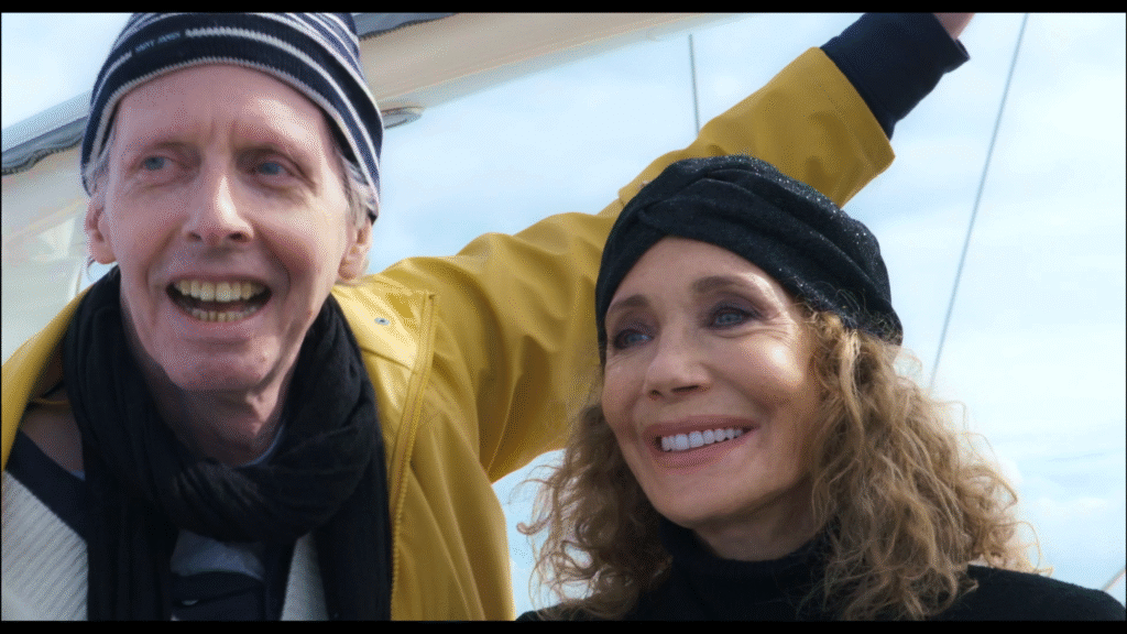 Marisa Berenson e Geoffrey Carey em cena de "Minha Querida Família"- Divulgação