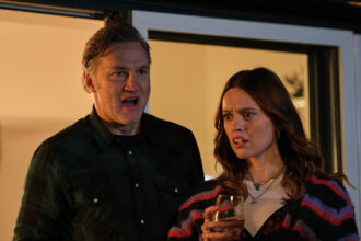 Aimee Lou Wood e David Morrissey em cena de "eu, meu pai e um bebê"- Divulgação