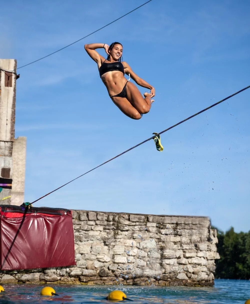 Giovanna Petrucci Ação Let s Poke slackline no mar