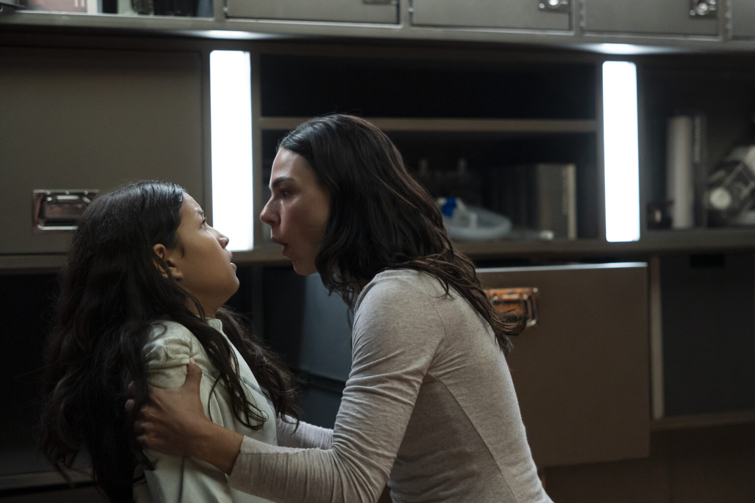 Isis Valverde e Marianna Santos em cena de "Quarto do Pânico"- Divulgação