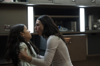 Isis Valverde e Marianna Santos em cena de "Quarto do Pânico"- Divulgação