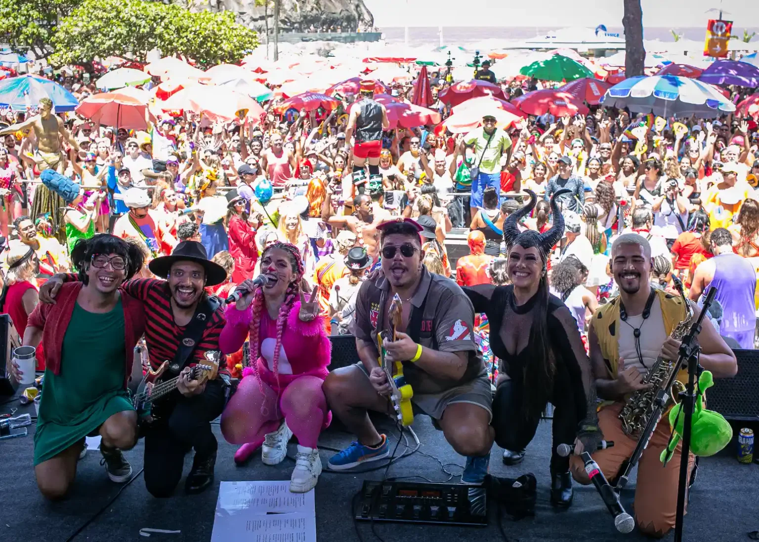 Blocobuster transforma o Leme em set de cinema no Carnaval com trilhas de Ghostbusters, Rocky e novelas clássicas