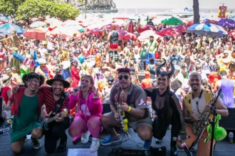 Blocobuster transforma o Leme em set de cinema no Carnaval com trilhas de Ghostbusters, Rocky e novelas clássicas