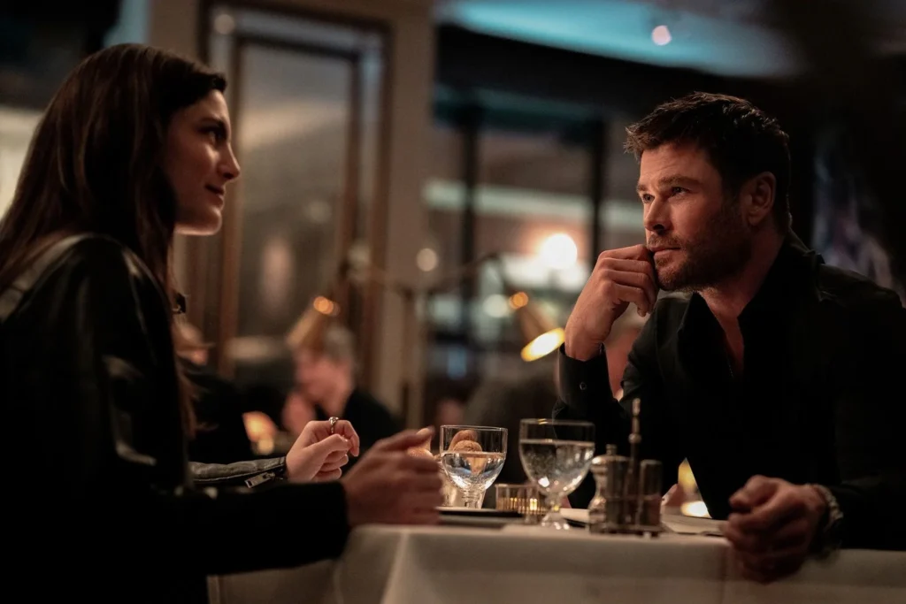 Chris Hemsworth e Monica Barbaro em cena de "Caminhos do Crime"- Divulgação Amazon MGM