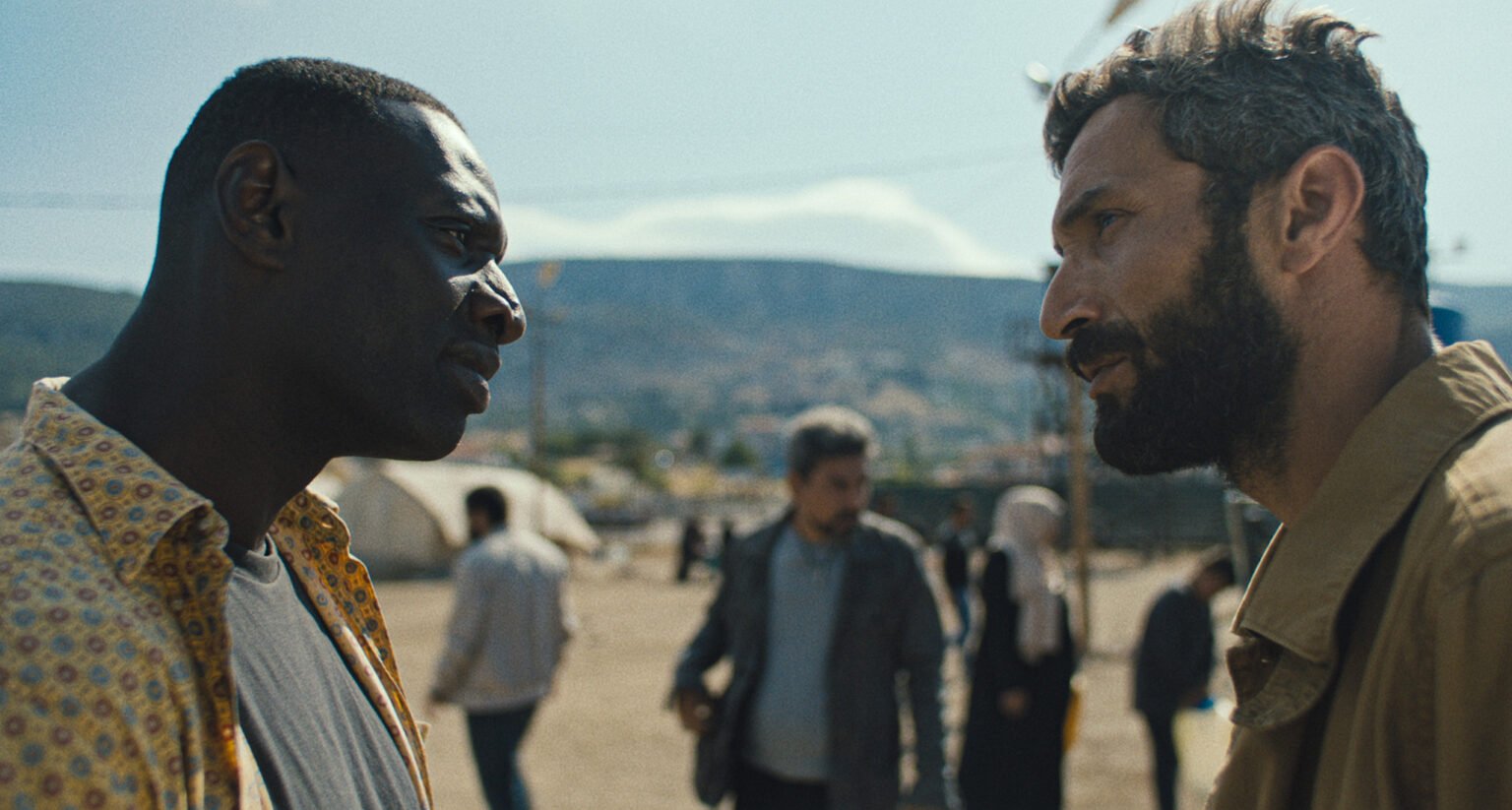 Omar Sy e Ziad Bakri em cena de "O Caso dos Estrangeiros"- Divulgação Paris Filmes