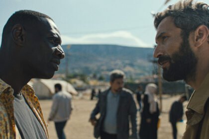 Omar Sy e Ziad Bakri em cena de "O Caso dos Estrangeiros"- Divulgação Paris Filmes
