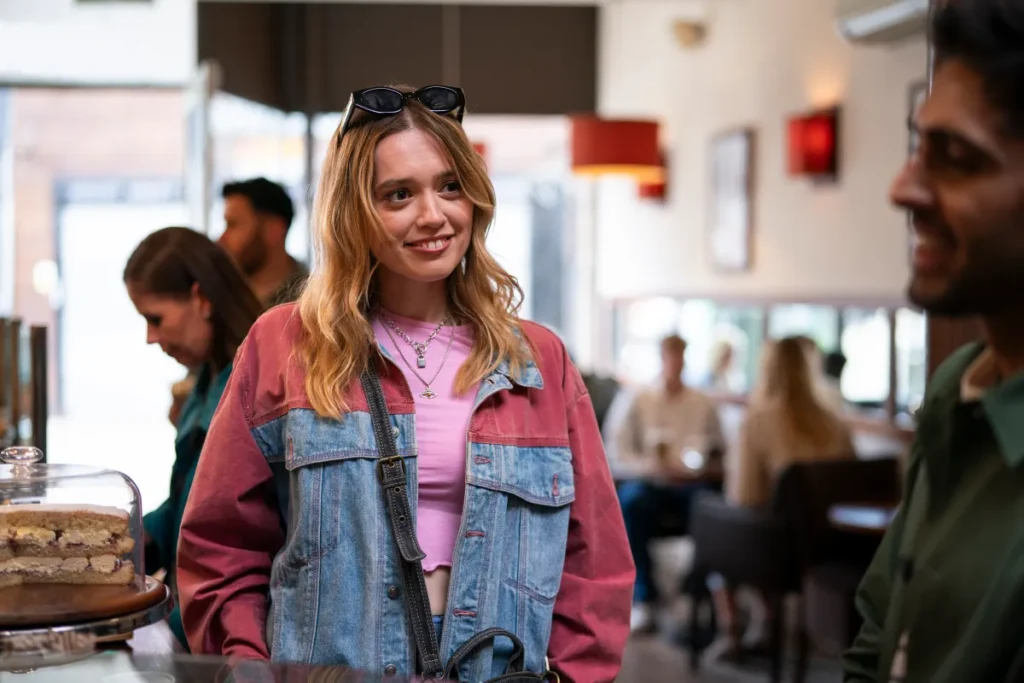 Aimee Lou Wood em cena de "eu, meu pai e um bebê"- Divulgação