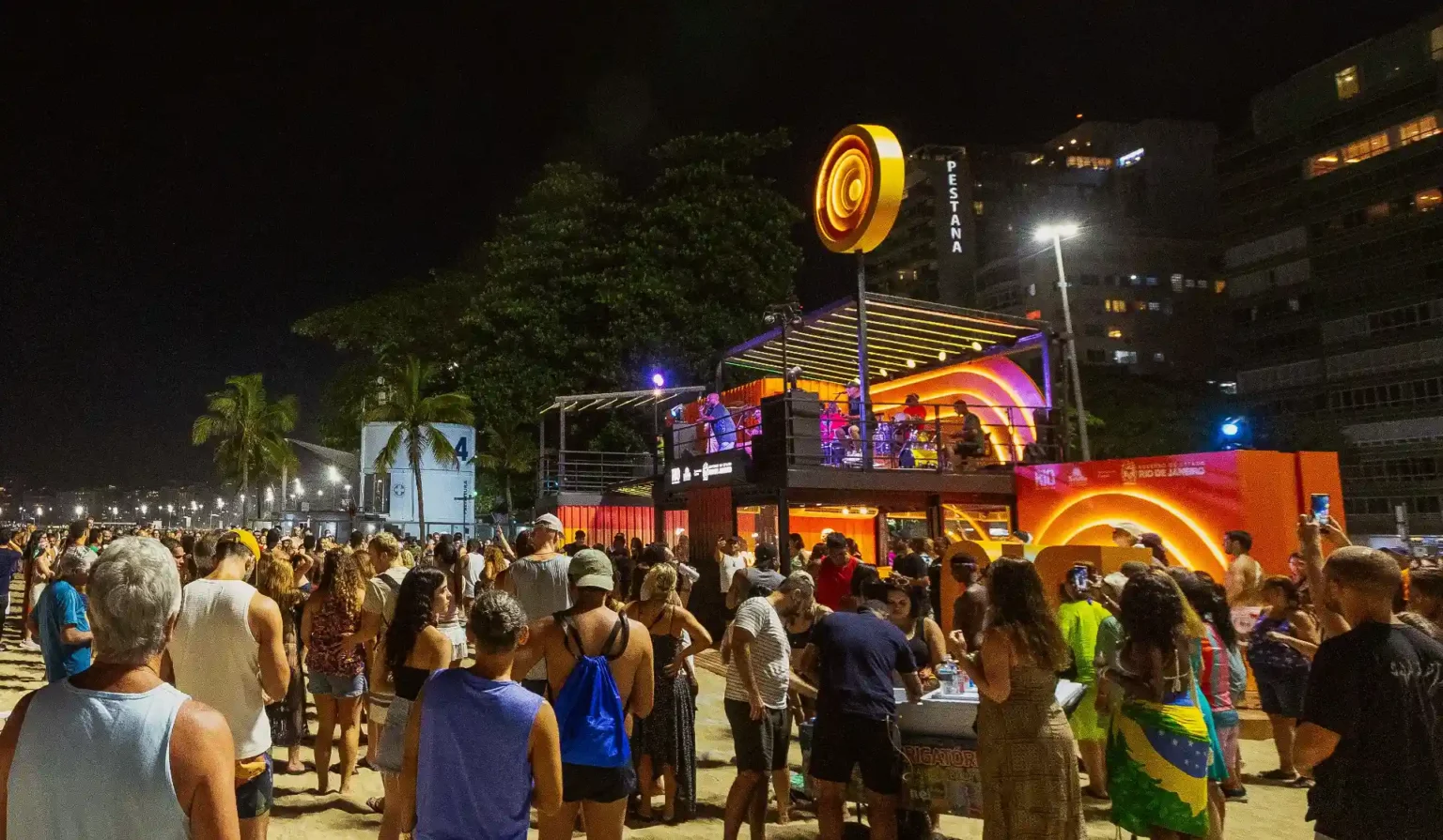 Copacabana vira palco de shows gratuitos ao pôr do sol neste verão