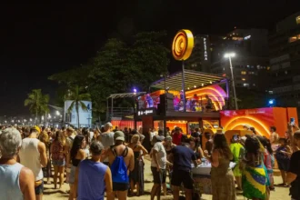 Copacabana vira palco de shows gratuitos ao pôr do sol neste verão