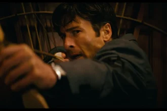 Glen Powell em cena de "Manual Prático da Vingança Lucrativa"- Divulgação Diamond Pictures