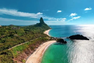 ?noronha2b Vista aérea da costa de Fernando de Noronha com o Morro do Pico à vista - crédito: Rafael Lins
