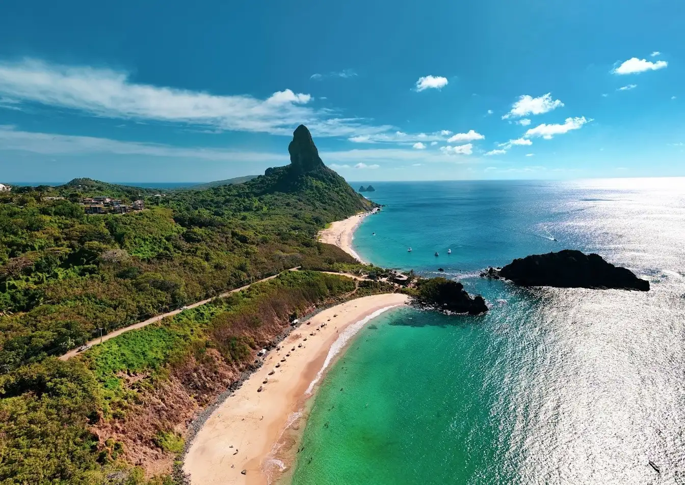 ?noronha2b Vista aérea da costa de Fernando de Noronha com o Morro do Pico à vista - crédito: Rafael Lins