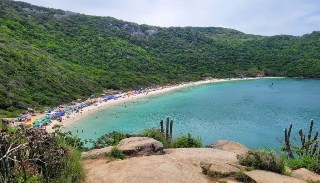 praia do forno em arraial do cabo em foto de alvaro tallarico