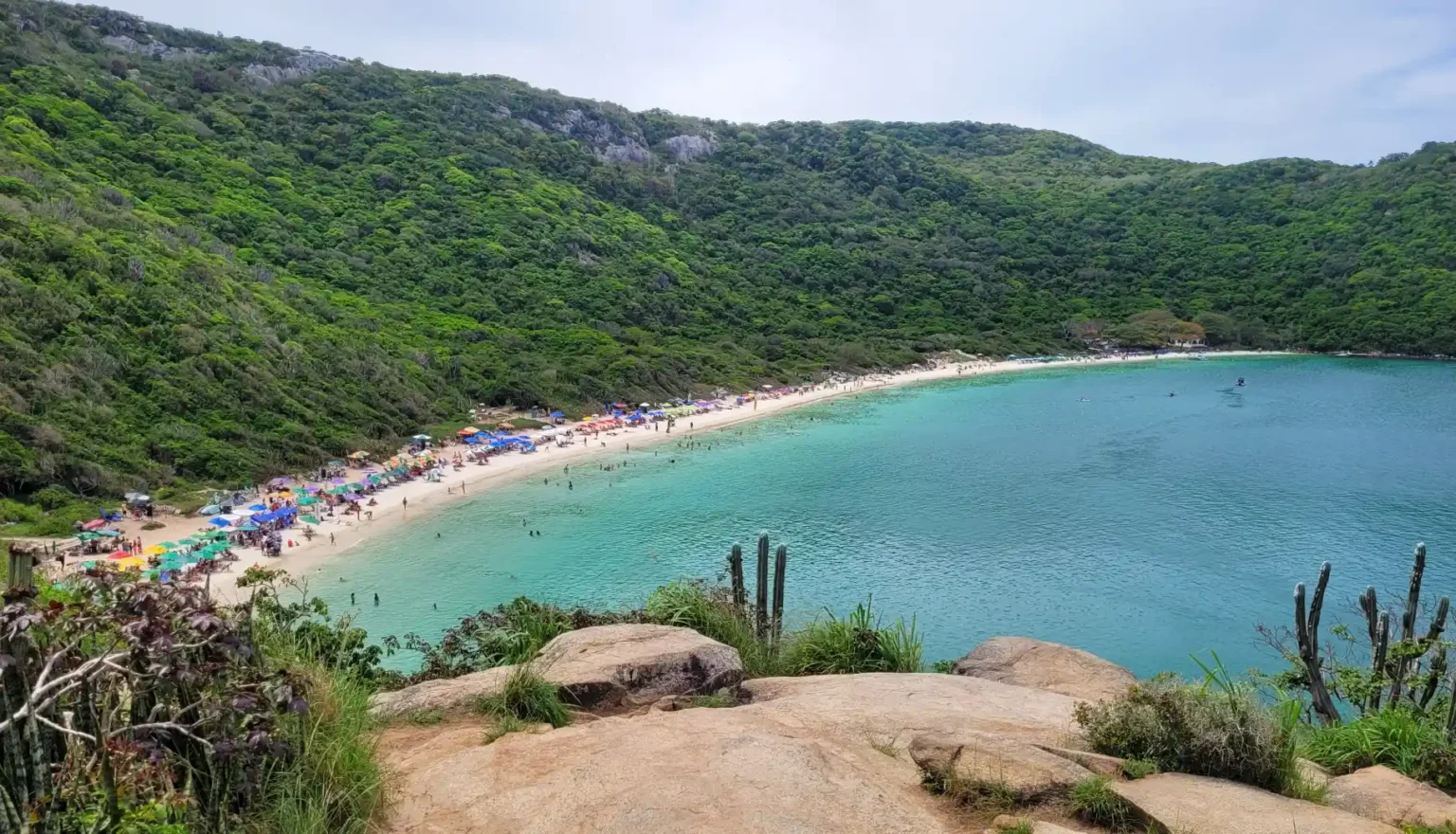 praia do forno em arraial do cabo em foto de alvaro tallarico