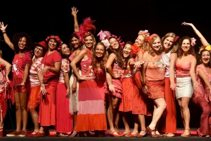 Noite dos Mascarados celebra os 20 anos do bloco Mulheres de Chico no Teatro Rival Petrobras e abre o pré-carnaval do Rio com música, fantasia e samba.