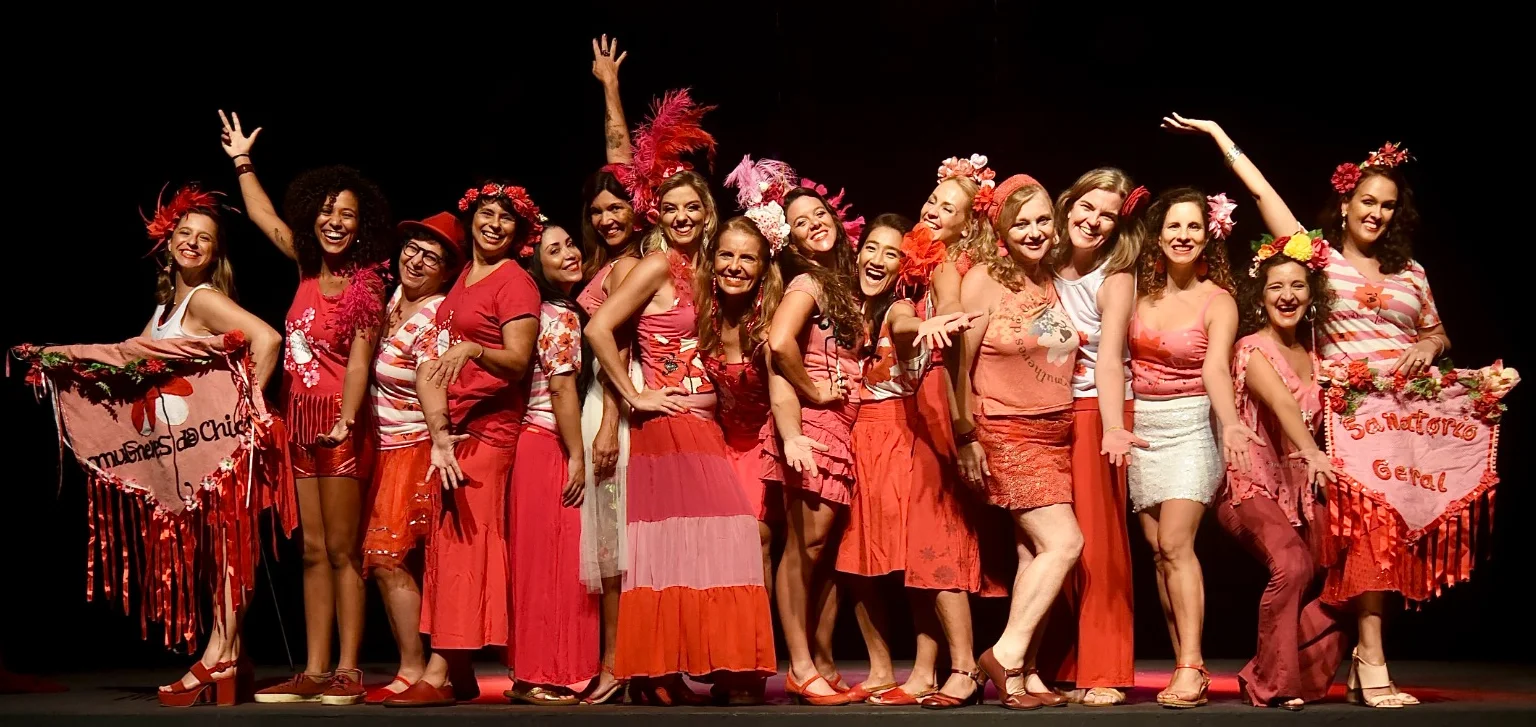 Noite dos Mascarados celebra os 20 anos do bloco Mulheres de Chico no Teatro Rival Petrobras e abre o pré-carnaval do Rio com música, fantasia e samba.