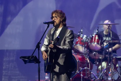 Bee Gees Alive se apresenta no Teatro Riachuelo Rio em 25 de fevereiro de 2026 com tributo fiel aos clássicos do Bee Gees, como Stayin’ Alive e How Deep Is Your Love. Ingressos à venda.